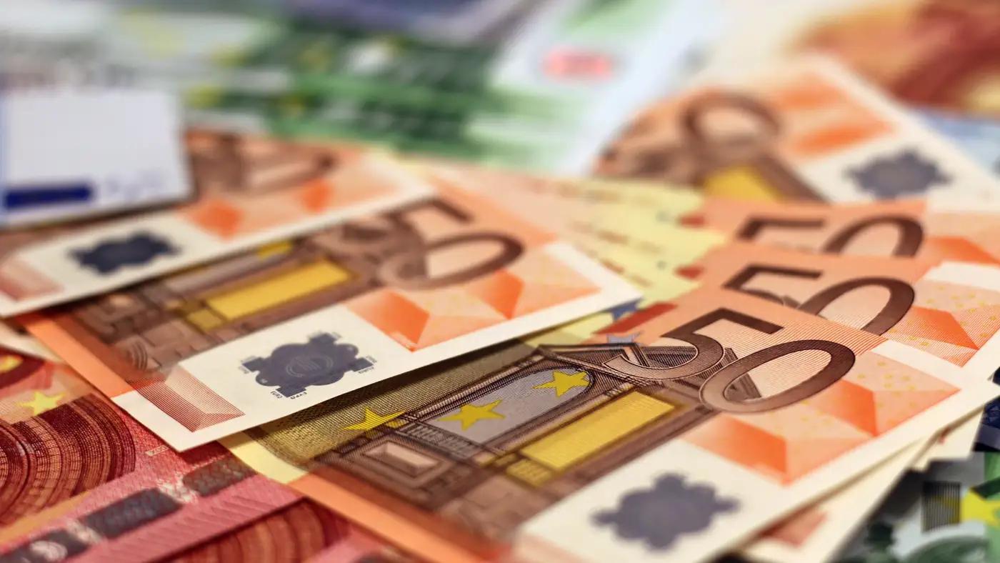 Australian corporate bond market tightens as credit spreads compress on rate pause